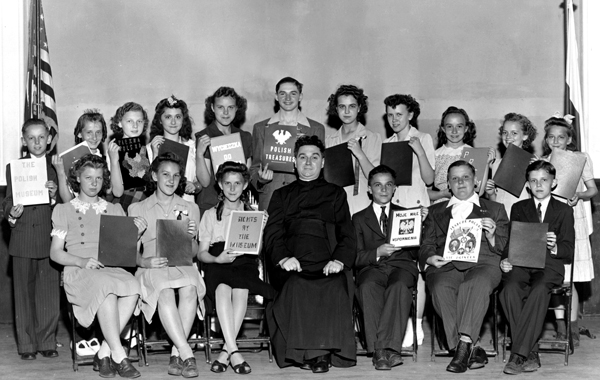 Uczniowie szkoły św. Jakuba z nauczycielem ks. Edwardem Przybylskim, prezntują wypracowania z wizyty w MPA. Chicago, 1943  fot. archiwum MPA
