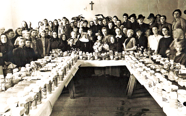 Przydział darów z Ameryki. Caritas w Pleszowie, 1946 rok   fot.Z kolekcji MPA