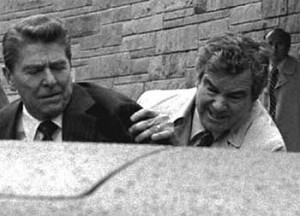 Ronald Reagan natychmiast zostaje ewakuowany z miejsca zamachu