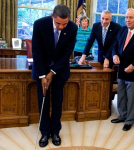 Barack Obama trenuje golfa w Oval Office