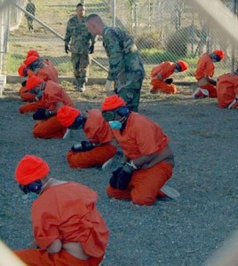 fot. Więźniowei w amerykańskim więzieniu Guantanamo na Kubie