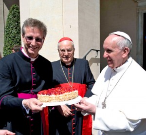 Papież z okazji imienin otrzymał tort fot.: Osservatore Romano/PAP/EPA