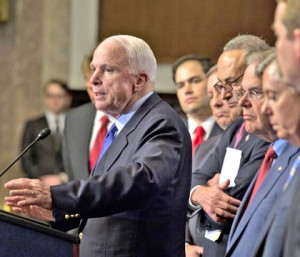 Republikański senator z Arizony John McCain (L) wspólnie z członkami tzw. "Gangu Ośmiu" przedstawia projekt reformy imigracyjnej fot.: PAP/EPA