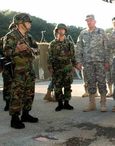 fot.U.S. Army photo by Sgt. 1st Class Luis Lazzara/ Gen. James D. Thurman z wizytą na wyspie Yeonpyeong, należącej do Korei Południowej