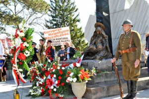 Wartę honorową podczas niedzielnych uroczystości zaciągnęli członkowie Towarzystwa Historycznego Armii Polskiej, „Kościuszkowcy” i policjanci