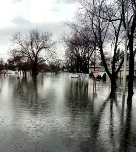 fot.WGN via Twitter/ Pod wodą znalazło się tysiące domów i samochodów