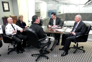 Gubernator Pat Quinn (P) podczas narady z szefami agencji stanowych fot.: Biuro gubernatora