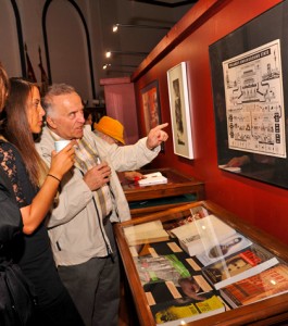 Ekspozycja zawiera liczne zdjęcia, książki i dokumenty