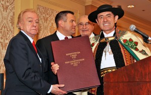 Marszałek parady dr Bronisław Orawiec zaprezentował reprint historycznej ustawy ufundowany przez Senat RP