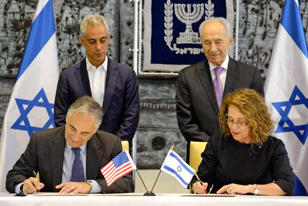 Prezydent Izraela Shimon Peres, burmistrz Chicago Rahm Emanuel podczas uroczystości podpisania porozumienia między Benem Gurion University i University of Chicago fot. Mark Netiman/Government Press Office