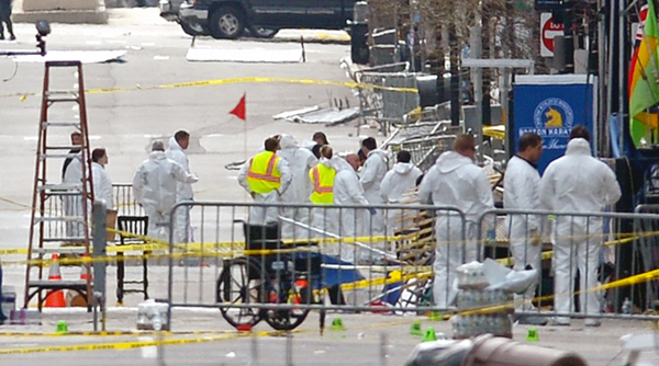 Ekipy śledcze zabezpieczają dowody po zamachu w Bostonie fot. Justin Lane/PAP/EPA
