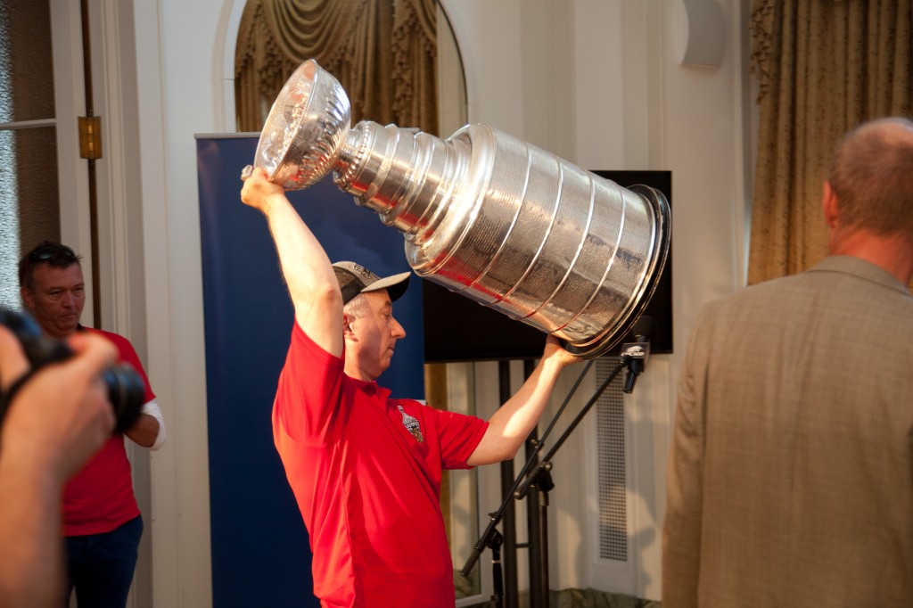 Masażysta drużyny Chicago Blackhawks Paweł Pryliński wnosi Puchar Stanley'a do konsulatu RP  fot. Kamil Scisłowicz