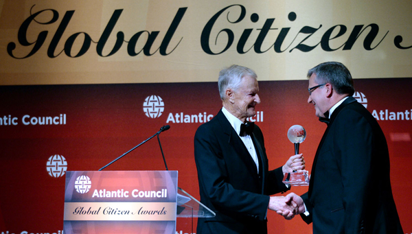 Były doradca prezydenta USA Jimmy’ego Cartera Zbigniew Brzeziński wręcza nagrodę Global Citizen prezydentowi RP Bronisławowi Komorowskiemu fot. Jacek Turczyk/PAP