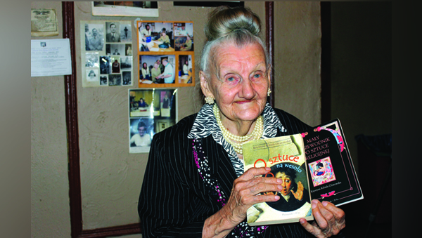 Krystyna Kibish-Ożarowska prezentuje swoje książki fot. Krystyna Cygielska