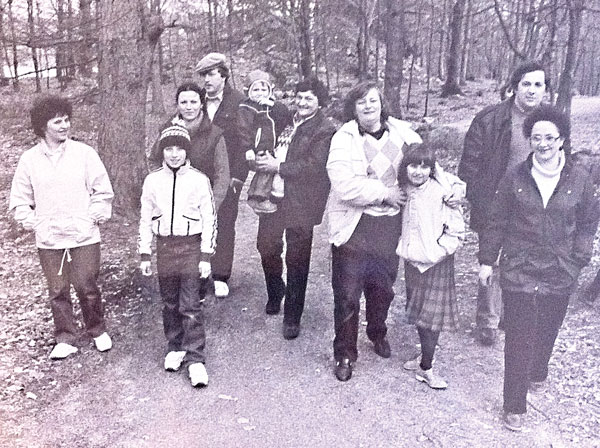 Grupa uciekinierów na jednym ze spacerów w Tosteberga w Szwecji. W środku, z dzieckiem na ręku, Henryk Prokop