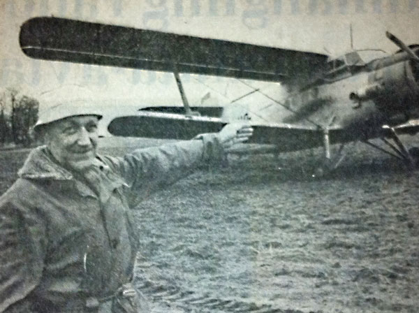 Szwed,Stig Nilsson, przy samolocie, którym Polacy wylądowali na jego polu