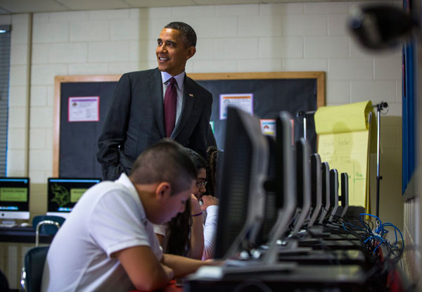 Prezydent Barack Obama przygląda się jak z komputerami radzą sobie uczniowie szkoły Buck Lodge w Adelphi w stanie Maryland fot.Jim Lo Scalzo/PAP/EPA 