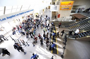 Hala odlotów na lotnisku w Los Angeles fot.Andrew Gombert/PAP/EPA