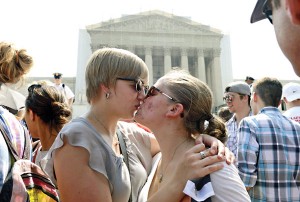 Mollie Wagoner (z lewej) i Sharon Burk (z prawej) całują się przed budynkiem sądu najwyższego w Waszyngtonie fot.Michael Reynolds/PAP/EPA