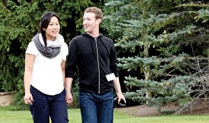 Mark Zuckerberg z żoną Priscillą Chan fot.Andrew Gombert/PAP/EPA