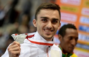 Adam Kszczot ze srebrnym medalem zdobytym w biegu na 800 metrów fot.Bartłomiej Zborowski/PAP/EPA