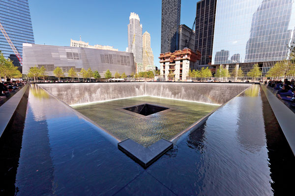 "National September 11 Memorial" w Nowym Jorku. W głebi zdjęcia, po lewej budynek muzeum fot.NormanB/Wikipedia