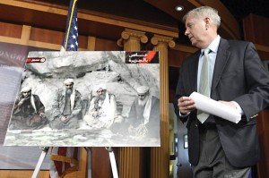 Zdjęcie zięcia Osamy bin Ladena na Kapitolu. Przygląda mu się senator z Karoliny Południowej Lindsey Graham fot.Michael Reynolds/PAP/EPA