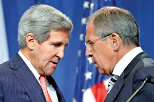 Sekretarz stanu USA John Kerry (z lewej) i minister spraw zagranicznych Rosji Siergiej Ławrow fot.Martial Trezzini/PAP/EPA