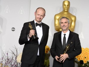 Montażysta Mark Sanger (z lewej) i reżyser Alfonso Cuaron (z prawej) z Oscarami, które otrzymali za film "Grawitacja" fot.Paul Buck/PAP/EPA