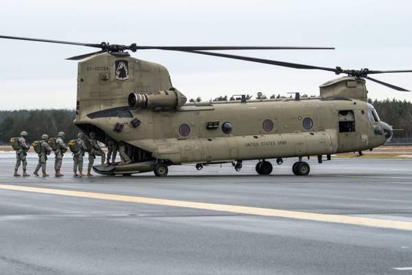 Amerykańscy żołnierze wsiadają na pokłąd Boeinga CH-47 w bazie w Niemczech fot. Armin  Weigel/ PAP/EPA 