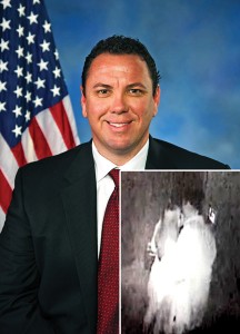 Vance McAllister. Na mniejszej czarno-białej fotografi zapis z kamery przemysłowej "słynnego" pocałunku kongresmana z pracownicą fot.US House/Wikipedia/YouTube