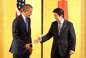 Premier Japonii Shinzo Abe (z prawej) podczas powitania z prezydentem USA Barackiem Obamą fot.Toru Yamanaka/POOL/PAP/EPA