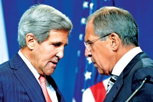Amerykański sekretarz stanu John Kerry (z lewej) i rosyjski minister spraw zagranicznych Siergiej Ławrow (z prawej) fot.Martial trezzini/PAP/EPA