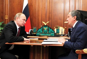 Prezydent Rosji Władimir Putin (z lewej) i prezes Rosnieftu Igor Sieczyn fot.Mikhail Klimentyev/RIA Novosti/PAP/EPA