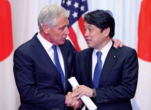 Ministrowie obrony: USA Chuck Hagel (z lewej) i Japonii Itsunori Onodera fot.Franck Robichon/POOL/PAP/EPA