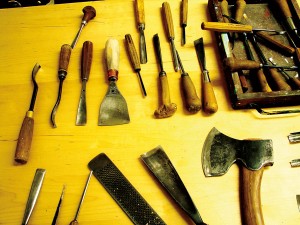 Do rzeźbienia w drewnianym klocu używa się tych samych narzędzi co kilkaset lat temu fot.Stefan Niedorezo