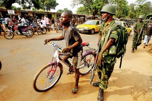 Patrol wojskowy na ulicach miasta Bangui w Republice Środkowoafrykańskiej fot.Legnan Koula/PAP/EPA