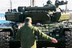Rosyjskie wojska w Symferopolu na Ukrainie fot.Sergei Ilnitsky/PAP/EPA 