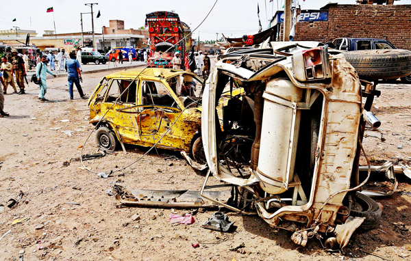 Krajobraz po zamachu w Pakistanie fot.Arshad Arbab/PAP/EPA 