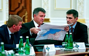Arsen Awakow (w środku) fot.Sergei Chirikov/EPA