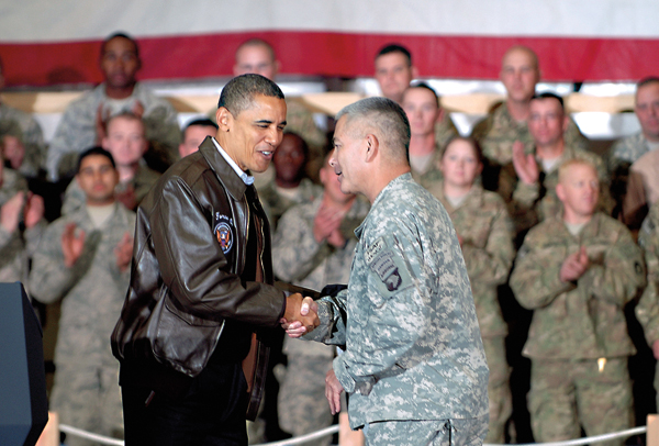 Prezydent Barack Obama (z lewej) i generał John Campbell fot.SSgt. Michael Sparks/US Depart/EPA
