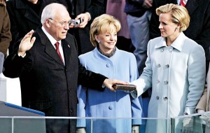 Dick Cheney wraz z żoną Lynne (w środku) i córką Mary (z prawej) podczas zaprzysiężenia na urząd wiceprezydenta w styczniu 2005 roku fot.Matt Campbell/EPA