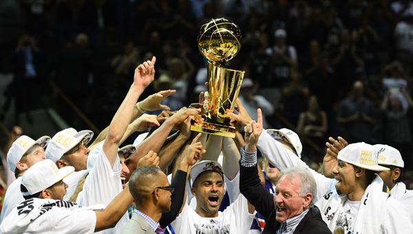 San Antonio Spurs z mistrzowskim trofeum fot.Larry W. Smith/EPA