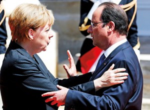 Prezydent Francji Francois Hollande (z prawej) i kanclerz Nimiec Angela Merkel fot.Regis Duvignau/EPA