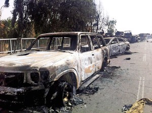 Spalone samochody na ulicy Mosulu na północy Iraku fot.Mohammed Al-Mosuli/EPA