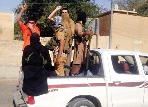 Uzbrojeni bojwkarze iraccy na ulicach w Tikrit fot.STR/EPA