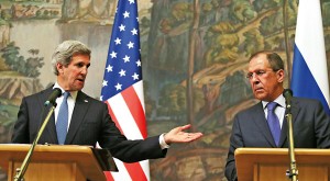 Spotkanie sekretarza stanu Johna Kerry (z lewej) z ministrem spraw zagranicznych Rosji Siergiejem Ławrowem fot.Sergei Ilnitsky/PAP/EPA