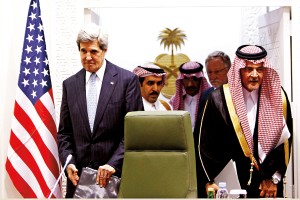 Sekretarz stanu John Kerry podczas spotkania z księciem Saud al-Faisal (z prawej), ministrem spraw zagranicznych Arabii Saudyjskiej fot.STR/EPA