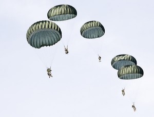 Desant amerykańskich spadochroniarzy w ramach ćwiczeń wojsk lądowych na poligonie w Drawsku Pomorskim fot.Jerzy Undro/PAP/EPA