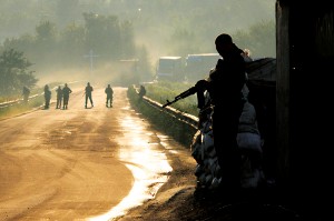 Prorosyjscy milicjanci na ulicach Karliwka w poblużu Doniecka na Ukrainie fot.Stringer/EPA